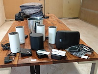 Diverse apparatuur en buitenboxen in verhuisdoos - afbeelding 1 van  5