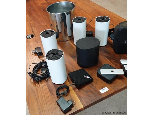 Diverse apparatuur en buitenboxen in verhuisdoos - afbeelding 2 van  5