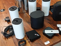 Diverse apparatuur en buitenboxen in verhuisdoos - afbeelding 2 van  5