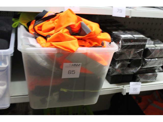 Diverse artikelen in krat waaronder shirts, broeken en kniebeschermers - afbeelding 1 van  3