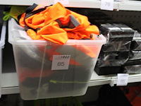 Diverse artikelen in krat waaronder shirts, broeken en kniebeschermers - afbeelding 1 van  3