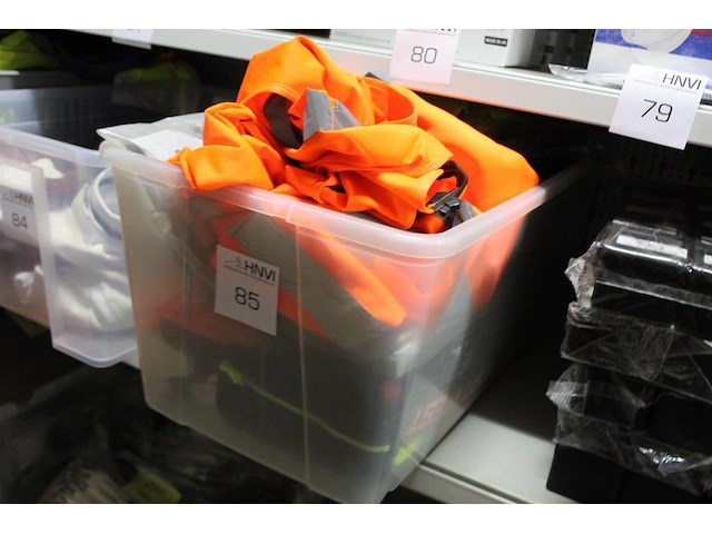 Diverse artikelen in krat waaronder shirts, broeken en kniebeschermers - afbeelding 2 van  3