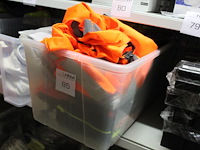 Diverse artikelen in krat waaronder shirts, broeken en kniebeschermers - afbeelding 2 van  3