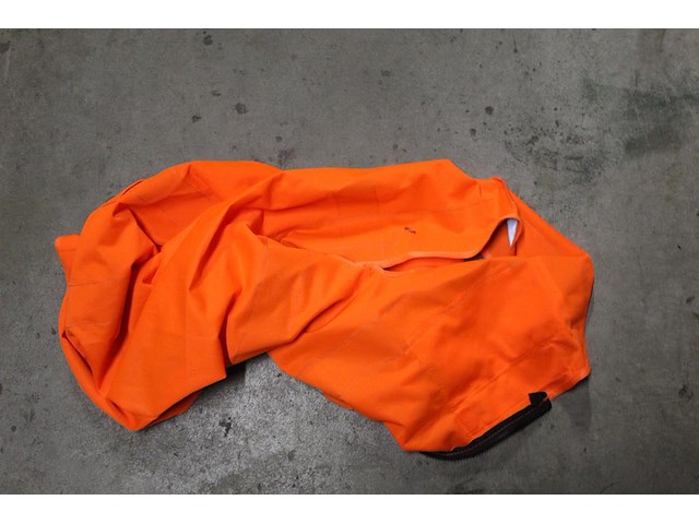 Diverse artikelen in krat waaronder shirts, broeken en kniebeschermers - afbeelding 3 van  3