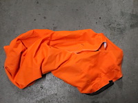 Diverse artikelen in krat waaronder shirts, broeken en kniebeschermers - afbeelding 3 van  3