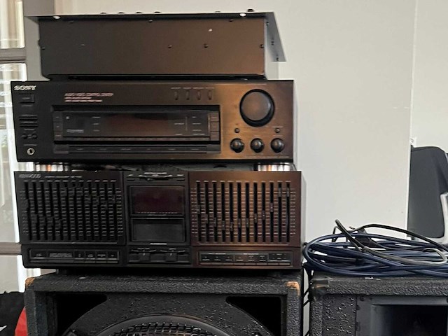 Diverse audio-apparatuur met massagestoel - afbeelding 2 van  3