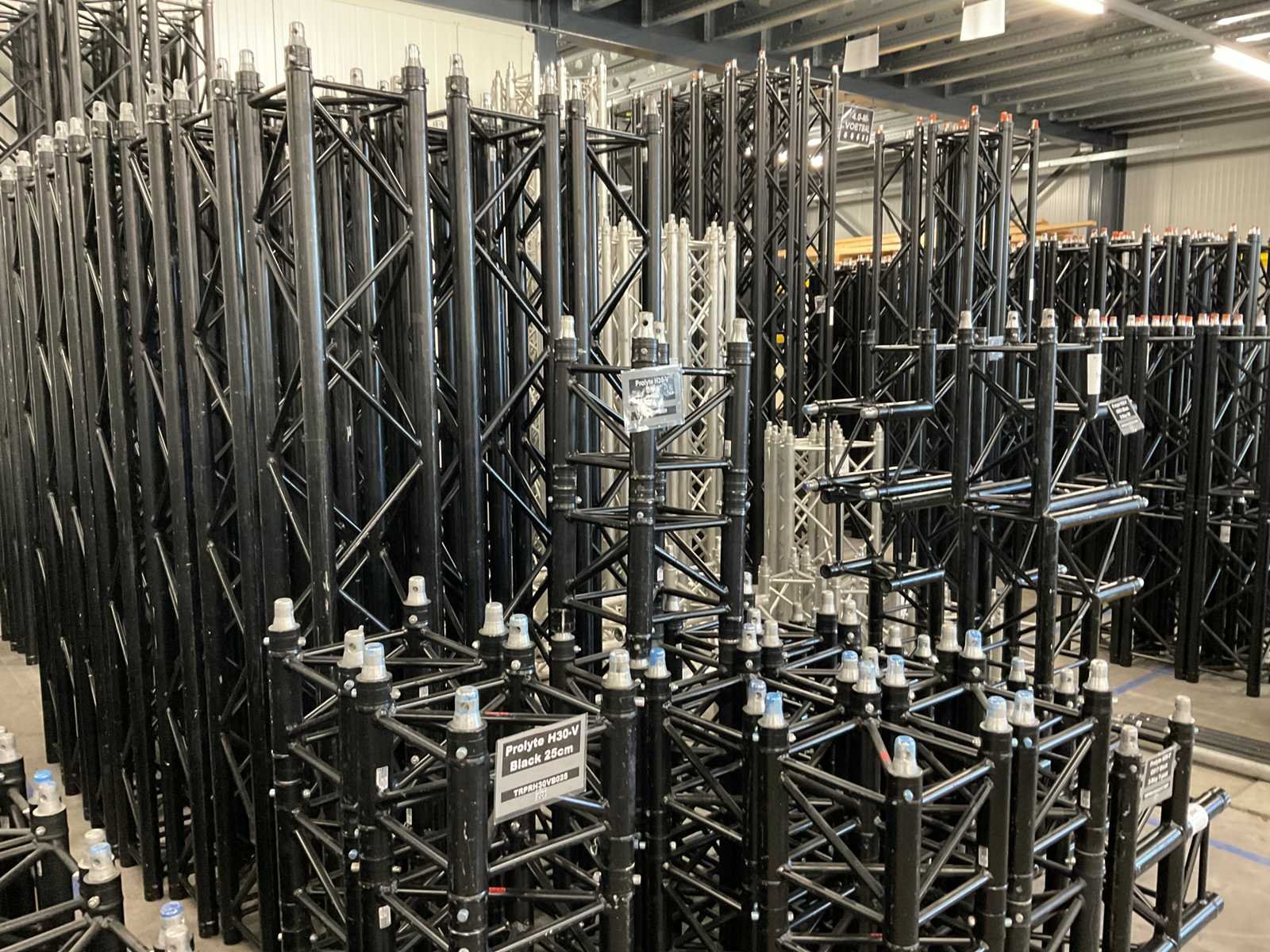 Diverse audiovisual en licht apparatuur wegens overstock