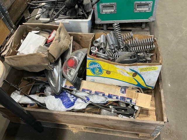 Diverse auto en brommer motor onderdelen - afbeelding 1 van  4