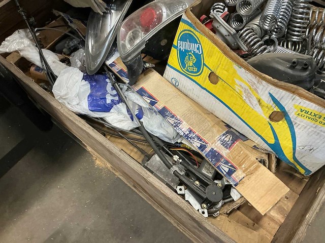 Diverse auto en brommer motor onderdelen - afbeelding 2 van  4