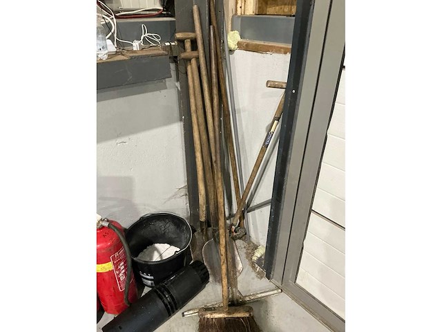 Diverse automaterialen en gereedschappen - afbeelding 2 van  10