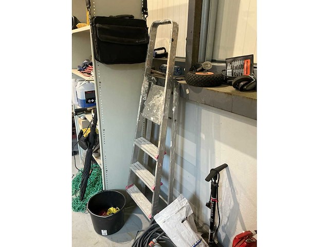 Diverse automaterialen en gereedschappen - afbeelding 9 van  10