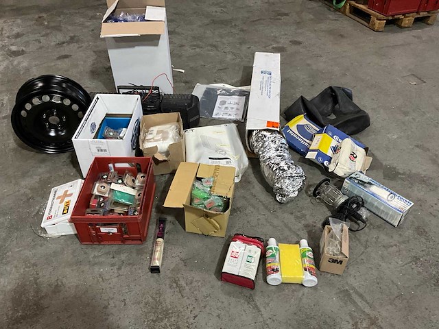 Diverse automotive en garage toebehoren - afbeelding 1 van  12