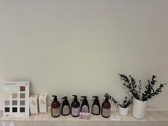 Diverse bad accessoires w.o. zeep en bloempotjes - afbeelding 1 van  2
