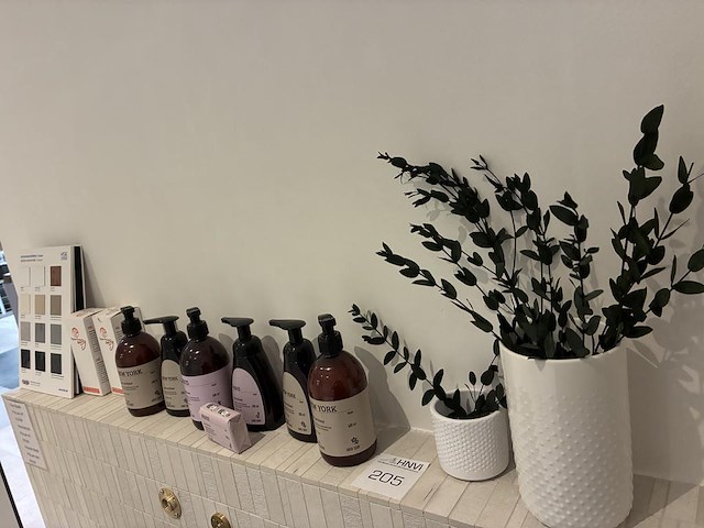 Diverse bad accessoires w.o. zeep en bloempotjes - afbeelding 2 van  2