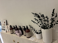 Diverse bad accessoires w.o. zeep en bloempotjes - afbeelding 2 van  2