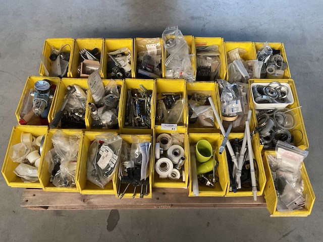 Diverse bakjes met grijpvoorraad - afbeelding 1 van  3