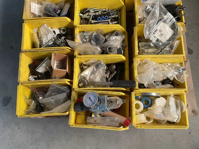 Diverse bakjes met grijpvoorraad - afbeelding 2 van  3