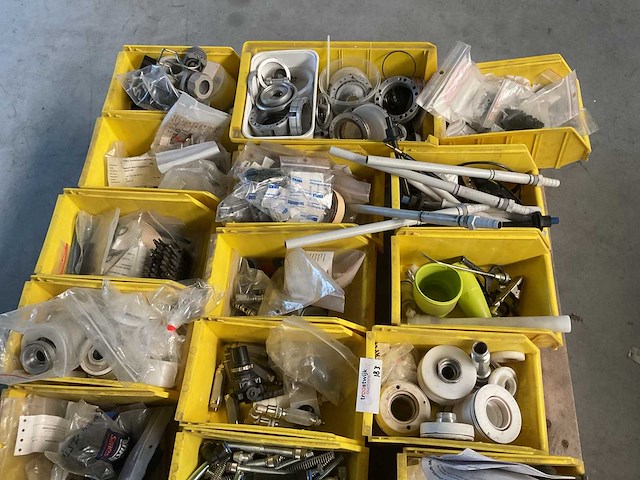 Diverse bakjes met grijpvoorraad - afbeelding 3 van  3