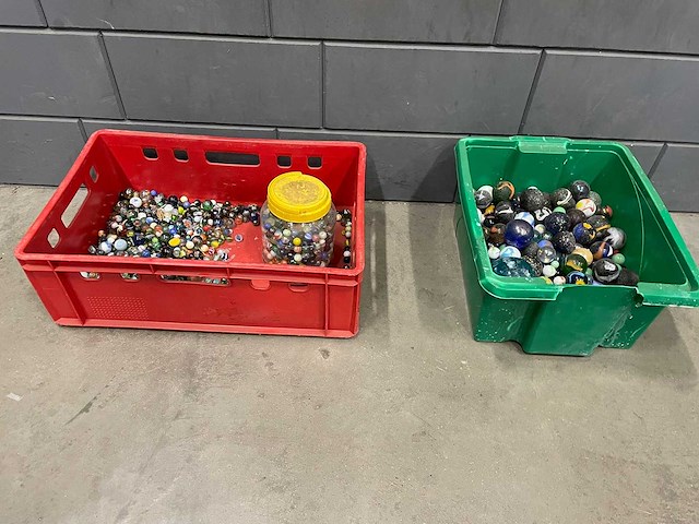 Diverse bakken knikkers - afbeelding 1 van  4