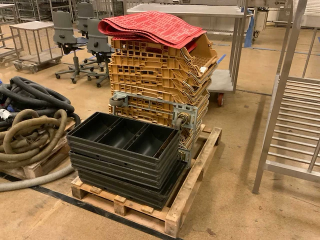 Diverse bakkerij inventaris - afbeelding 1 van  4