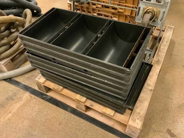 Diverse bakkerij inventaris - afbeelding 2 van  4