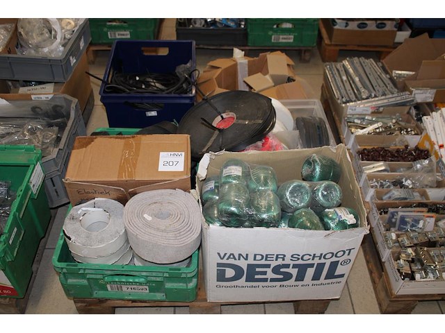 Diverse band en touw op pallet. - afbeelding 1 van  3