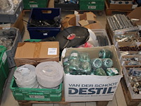 Diverse band en touw op pallet. - afbeelding 1 van  3