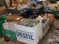 Diverse band en touw op pallet. - afbeelding 2 van  3
