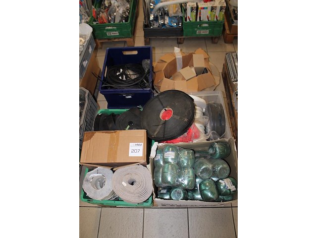 Diverse band en touw op pallet. - afbeelding 3 van  3