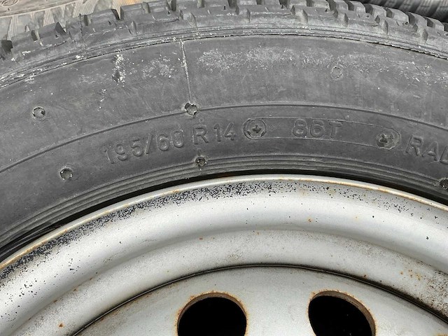 Diverse banden met velg, band, wiel en velg - afbeelding 3 van  21