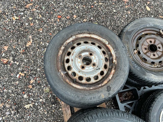 Diverse banden met velg, band, wiel en velg - afbeelding 4 van  21