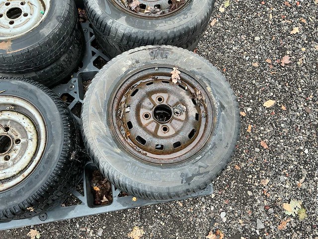 Diverse banden met velg, band, wiel en velg - afbeelding 10 van  21