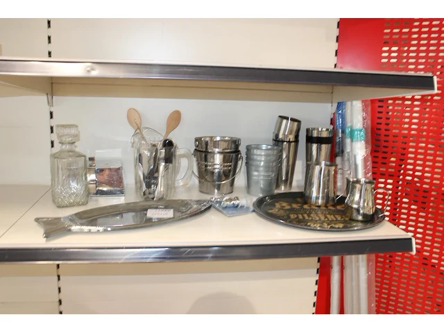Diverse barmaterialen w.o. karaf, shakers, ijsemmertjes, kannetjes etc. - afbeelding 1 van  2