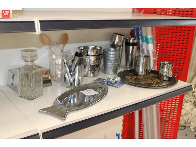 Diverse barmaterialen w.o. karaf, shakers, ijsemmertjes, kannetjes etc. - afbeelding 2 van  2
