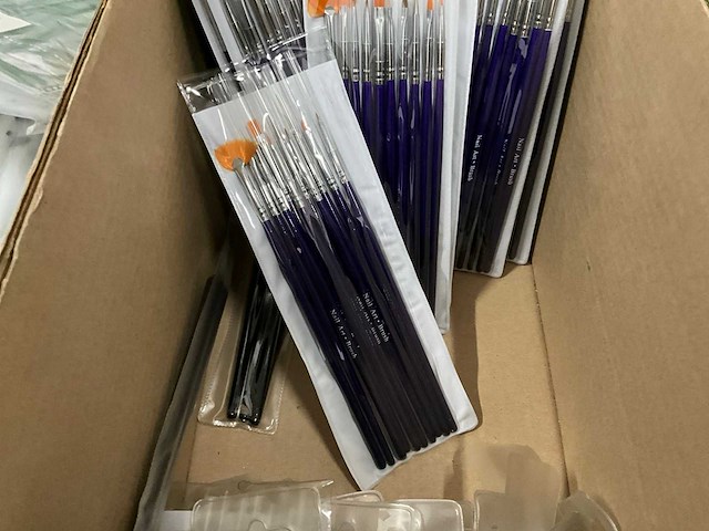 Diverse beautyproducten en nailart - afbeelding 3 van  17