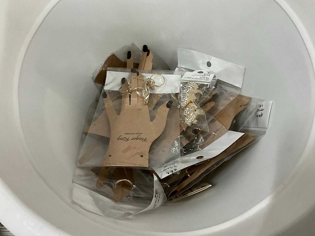 Diverse beautyproducten en nailart - afbeelding 7 van  17