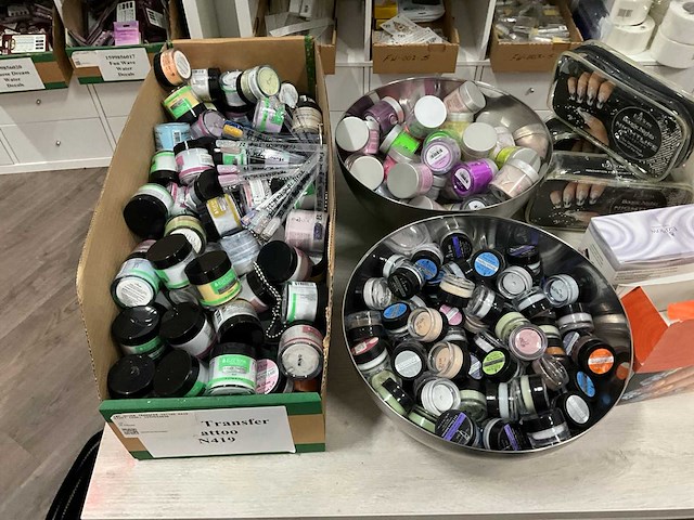 Diverse beautyproducten en nailart - afbeelding 8 van  17