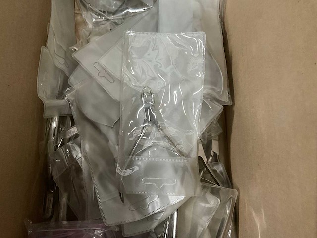 Diverse beautyproducten en nailart - afbeelding 16 van  17