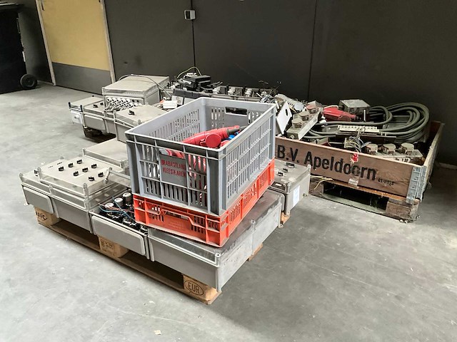 Diverse bekabeling, groepenkasten en elektramateriaal - afbeelding 1 van  4