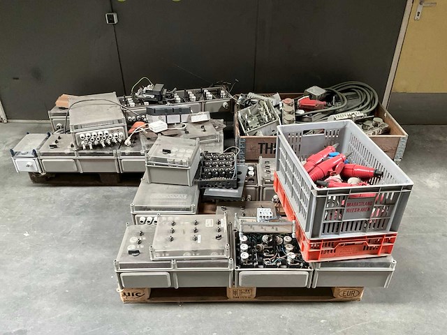 Diverse bekabeling, groepenkasten en elektramateriaal - afbeelding 2 van  4