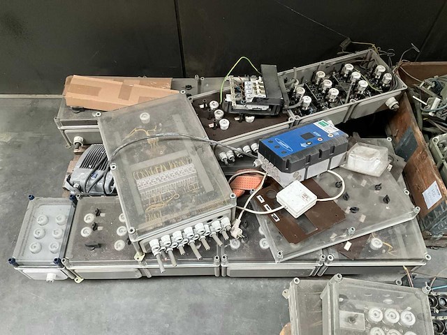 Diverse bekabeling, groepenkasten en elektramateriaal - afbeelding 3 van  4