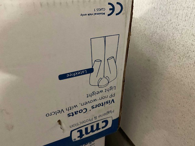 Diverse beschermingsmiddelen en schoonmaakgerei - afbeelding 2 van  16