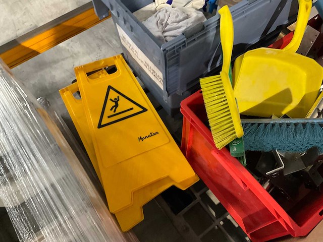 Diverse beschermingsmiddelen en schoonmaakgerei - afbeelding 11 van  16