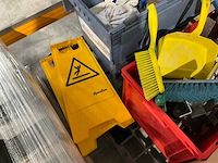 Diverse beschermingsmiddelen en schoonmaakgerei - afbeelding 11 van  16