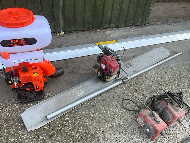 Diverse betonbewerkingmachines - afbeelding 6 van  10