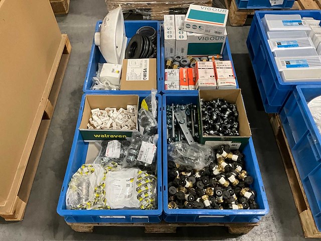 Diverse beugels en installatiemateriaal - afbeelding 1 van  9