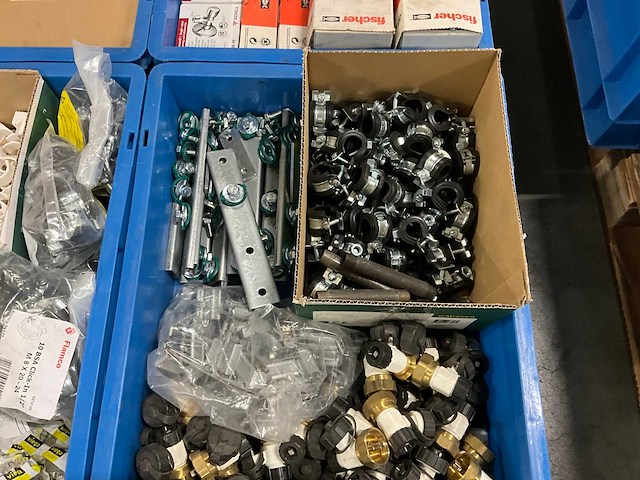 Diverse beugels en installatiemateriaal - afbeelding 3 van  9