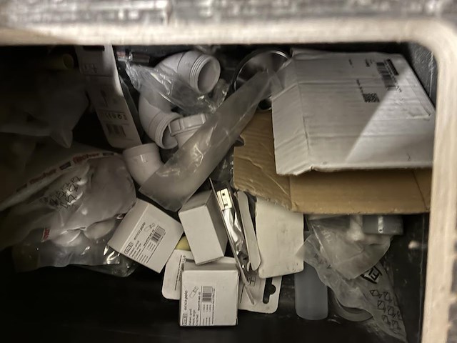 Diverse bevestigingsmaterialen en sanitair producten op pallet. - afbeelding 5 van  6