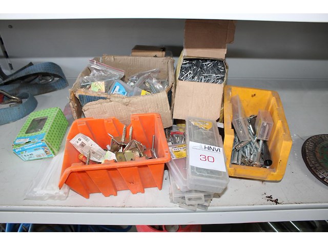 Diverse bevestigingsmaterialen in en om doos en twee bakken. - afbeelding 1 van  4