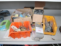 Diverse bevestigingsmaterialen in en om doos en twee bakken. - afbeelding 1 van  4